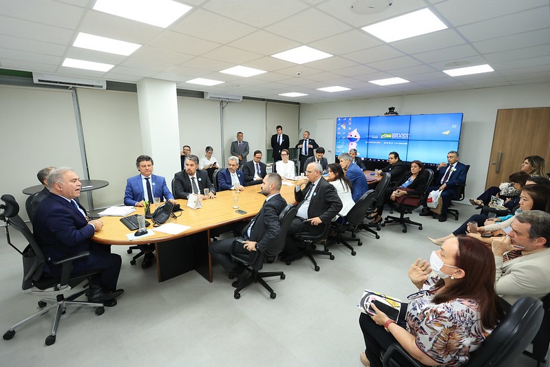 Ministro se compromete a buscar recursos para filantrópicos